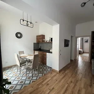 https://siesta-apartment-on-franka-2br-6p.hotelslviv.net